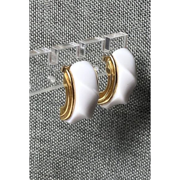 Avon 1988 Classic Twist White Plastic Gold Tone Post Earrings - Picture 6 of 8